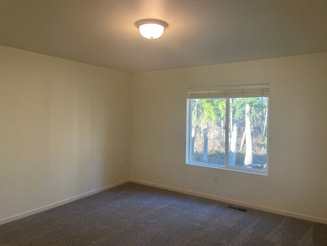 Building Photo - Single Level Freeland Home and Pet Friendly!