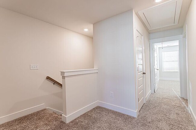 Building Photo - 3 Bedroom 2.5 Townhome Off of Butler Rd!