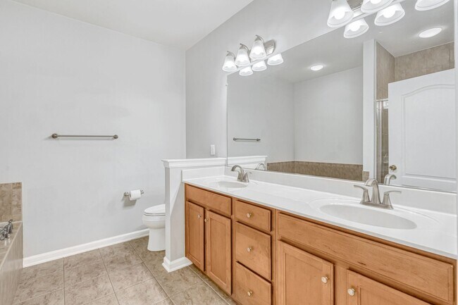 Building Photo - Great 2 Bedroom; 2 Bathroom condo in Manas...