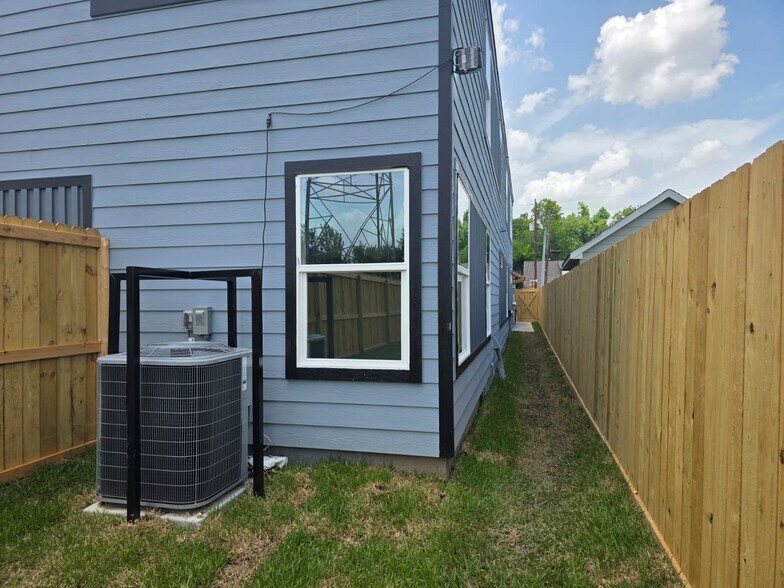 Building Photo - 4702 Baton Rouge St