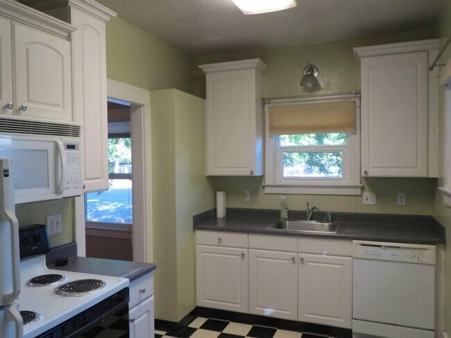 Building Photo - 80 Cherry St