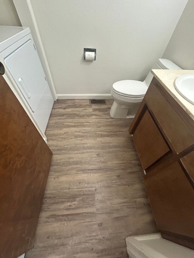Building Photo - Kingsbury Greens HOA 2 bedroom 1 1/2 bath in Alta Sierra