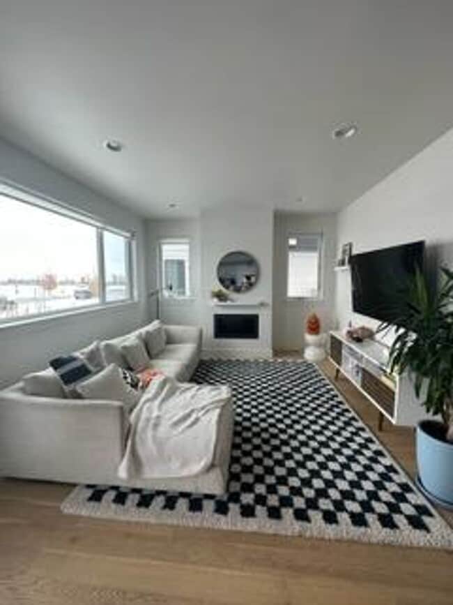 Building Photo - West End Three Bedroom with Modern Finishes