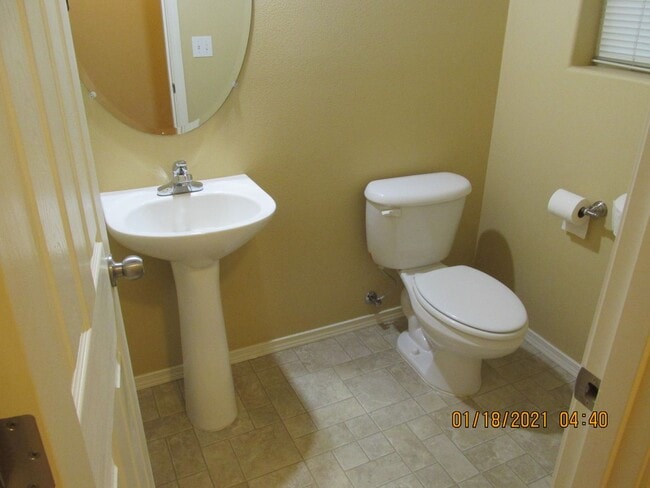 Building Photo - 4 Br 2.5 bth Plus Loft!  Large Rooms, 2 ca...