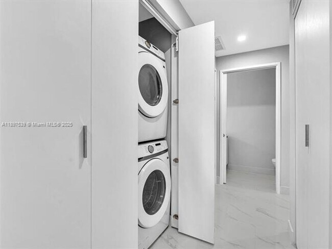 Building Photo - 700 NE 24th St