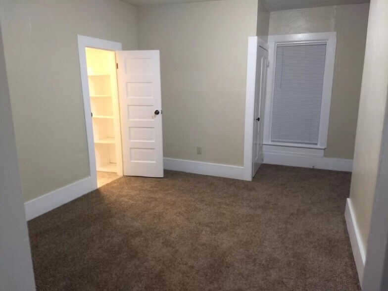 Building Photo - 136 E Lawrence St