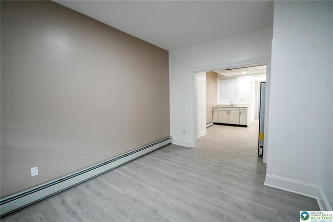 Building Photo - 459 Linden St