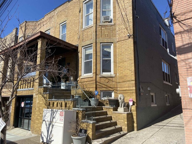 Primary Photo - 1402 8th St