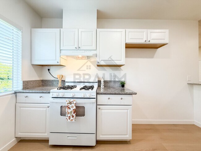 Building Photo - 13115 Oxnard St