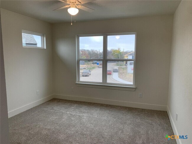 Building Photo - 1854 Royal Loop