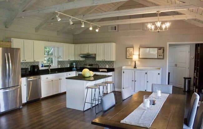 Building Photo - 48 Little Bear Dr