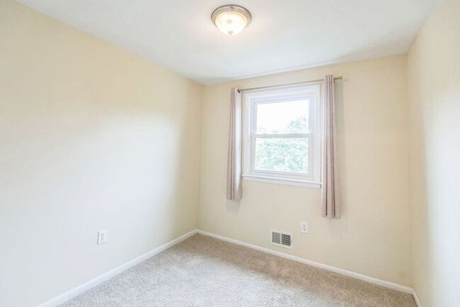 Building Photo - 5170 Clacton Ave