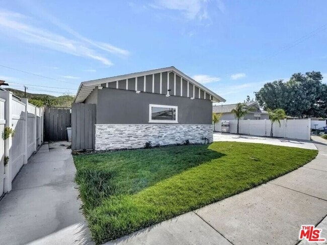 Building Photo - 28040 Ermine Pl
