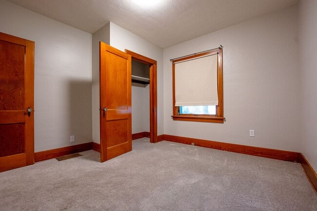 Building Photo - 3 Bedroom / 1 Bath Home with Washer/Dryer ...