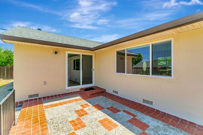 Building Photo - Move-In Ready Cambrian Gem – New Appliance...