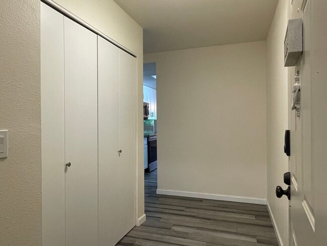 Building Photo - $500 off 1st months rent!!  Bright and Modern Northgate Condo!