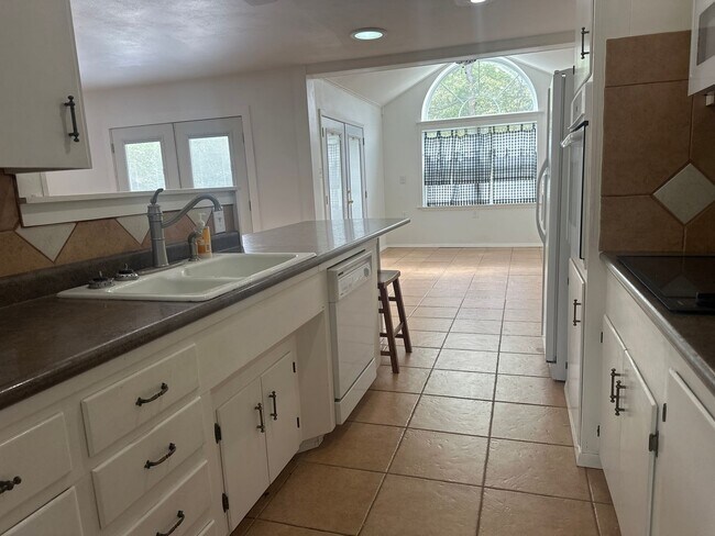 Building Photo - 2213 Suanne Dr