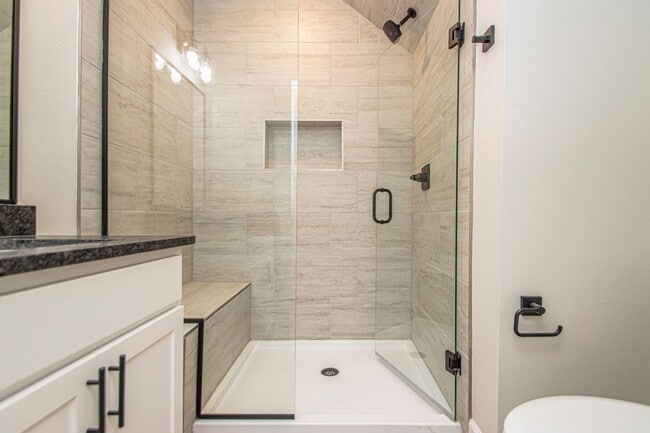 Building Photo - 2 Bed 2 Bath 2 Car Garage Townhome in Rock...