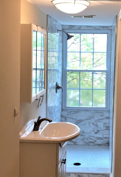 Building Photo - 1122 N Utah St