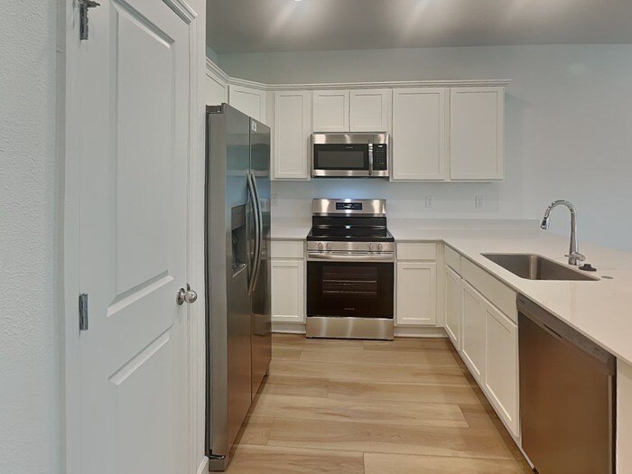 Building Photo - 622 Holly Lks Dr