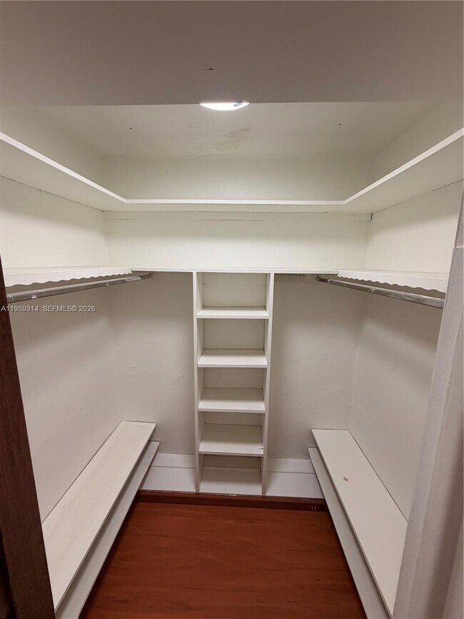 Building Photo - 1351 NE 191st St