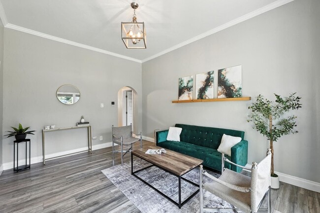 Building Photo - Beautifully Renovated Home with Modern Com...