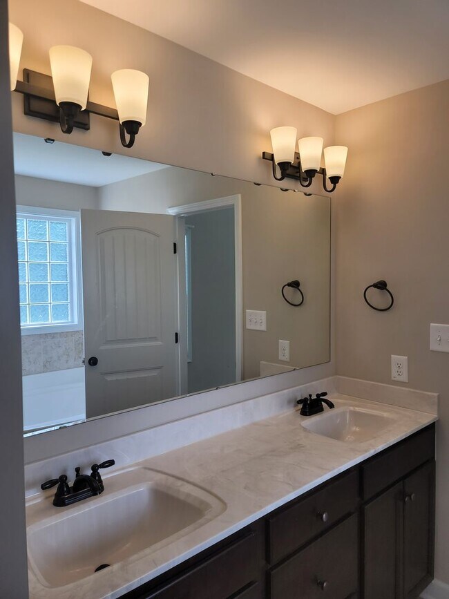 Building Photo - Beautiful 2 Story Home Located Outside of Fayetteville and Fort Bragg!