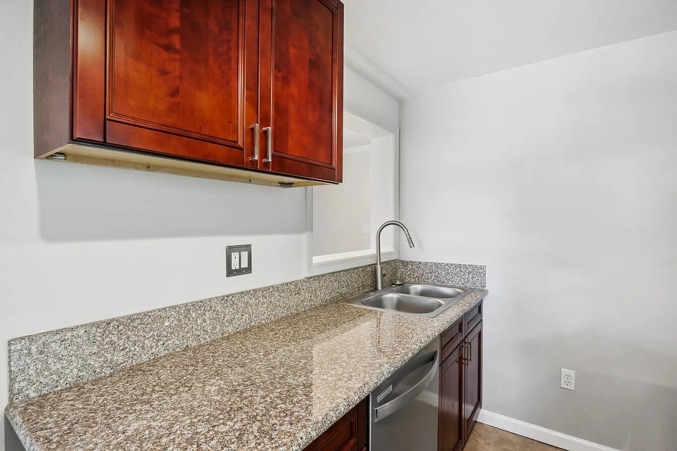 Building Photo - 1268 Eastland Rd SE