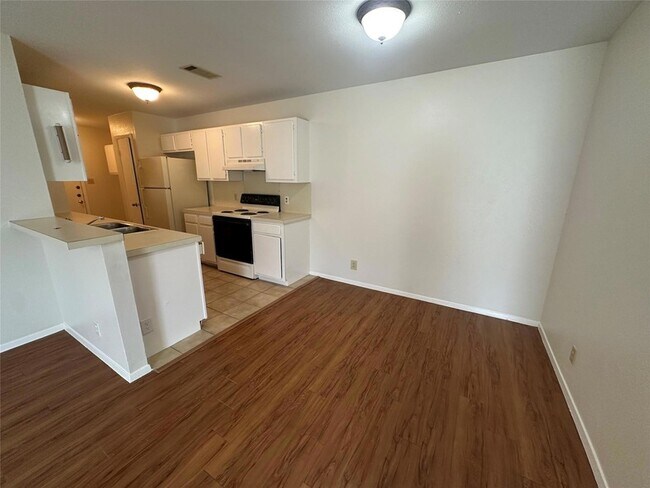 Building Photo - 8703 Piney Point Dr