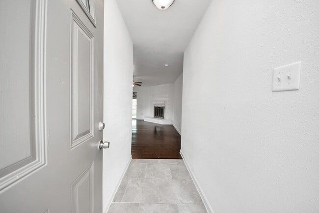 Building Photo - 7410 La Pl Dr