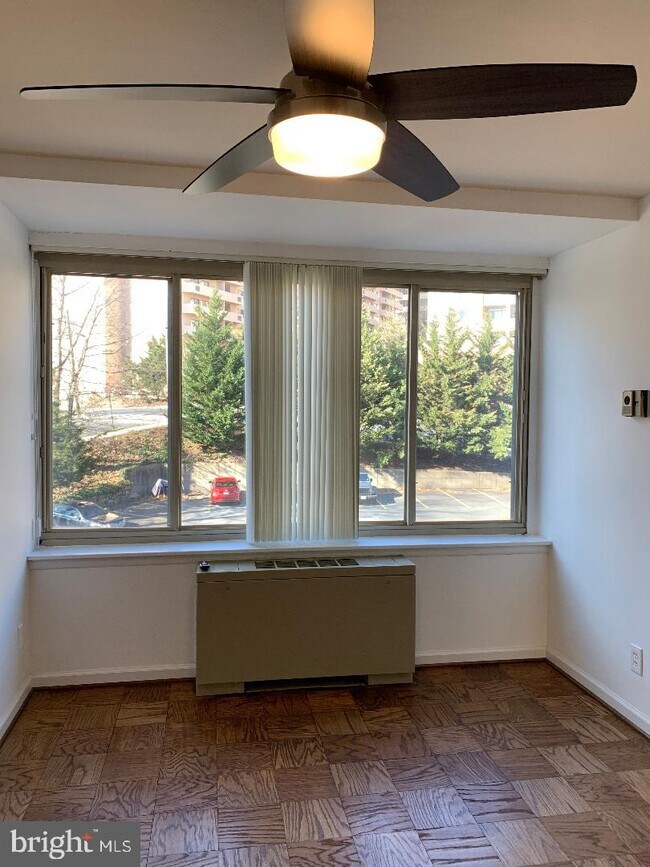 Building Photo - 1210 N Taft St