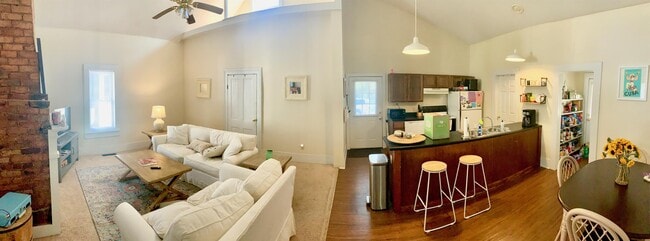 Building Photo - 160 Lyndon Ave