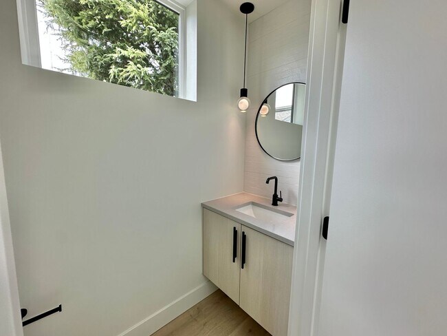 Building Photo - Stunning Queen Anne Home - Incredible Views! Available 10/1/2026!