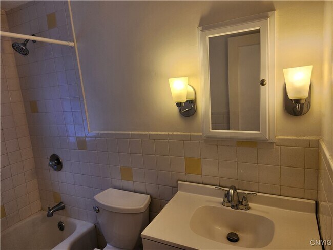 Building Photo - 437 Church St