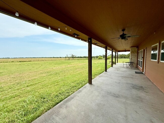 Building Photo - Peaceful country living on 10 acres!