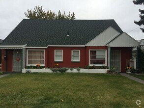 Building Photo - 2bed 1bath Duplex in The Heart of Town!!