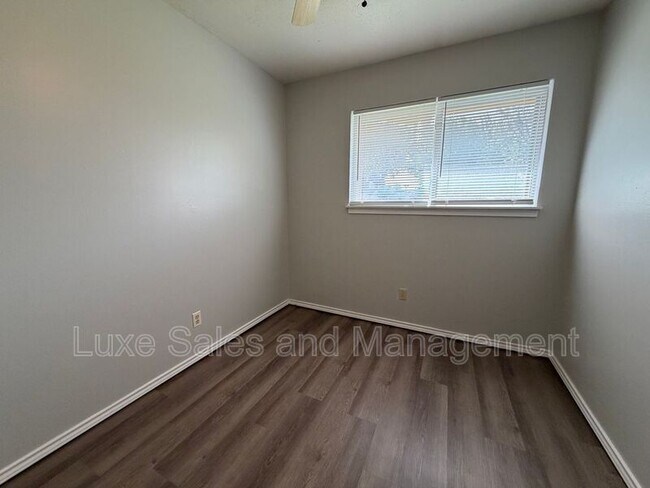 Building Photo - 205 S Meadow Ln