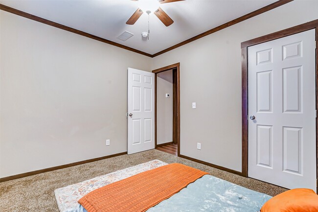 Building Photo - 11313 Delman St