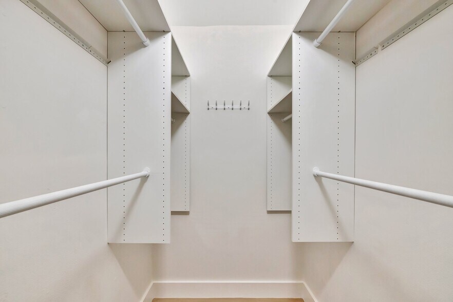 Building Photo - 417 SW 7th Ave