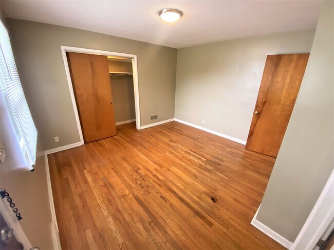 Building Photo - 1 Bedroom- Grandview Area