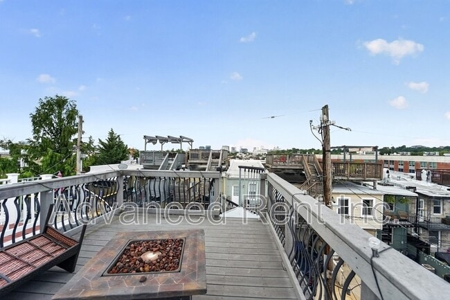 Building Photo - 528 S Curley St