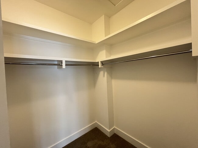 Building Photo - 2/2.5 - MODERN TOWNHOME IN THE NATIONS