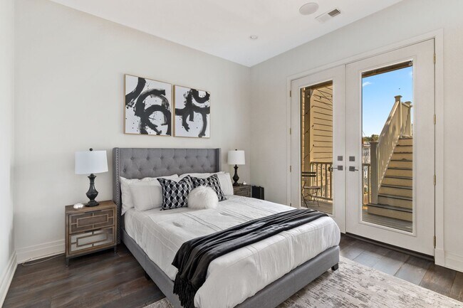 Building Photo - Beautiful 2 bed 2 bath plus den- Parking!!...