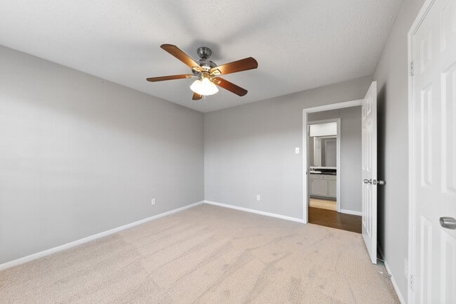 Building Photo - 802 Foxglove Dr