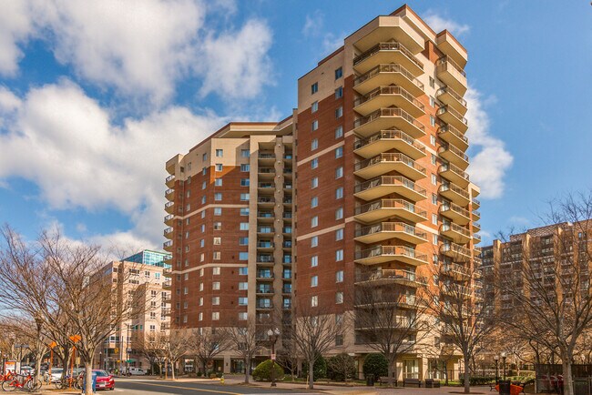 Building Photo - 901 N Monroe St