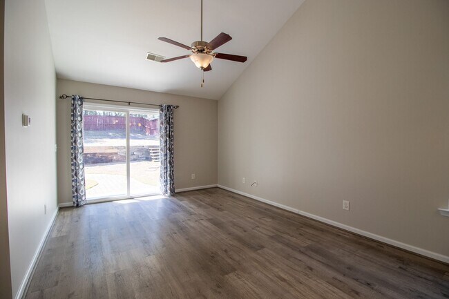Building Photo - Welcome to this beautifully maintained 3-b...