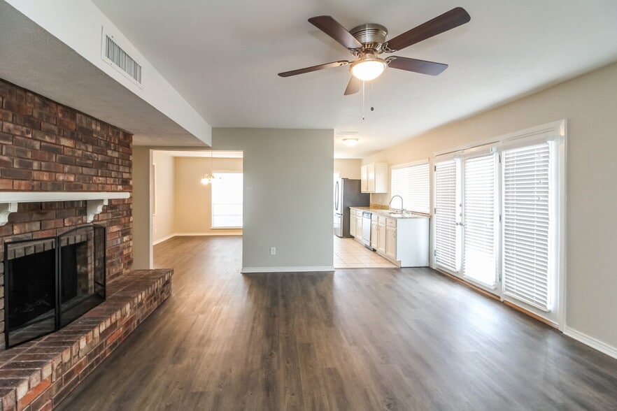 Building Photo - 9214 Willowbrook Dr