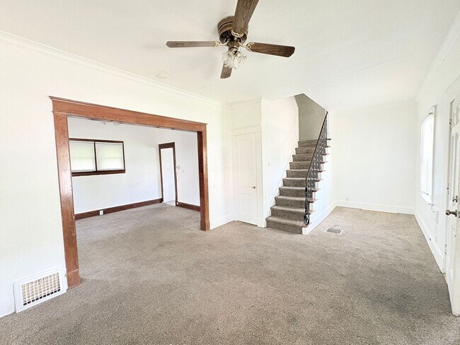 Building Photo - 1809 Oakwood Ave