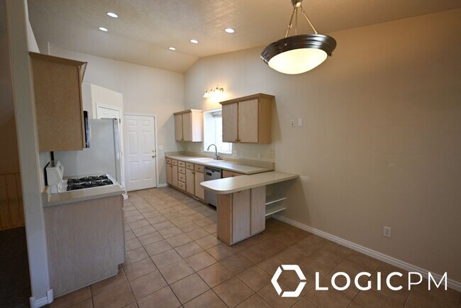 Building Photo - 4616 S Zenia Mdws Ct
