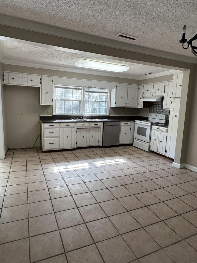 Building Photo - 2409 Thornhill Rd